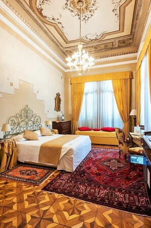 Sábanas italianas Frette, minibar y caja de seguridad en la habitación 