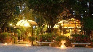 A garden area with a gazebo, benches, and potted plants. - Villa Ducale (Dolo)
