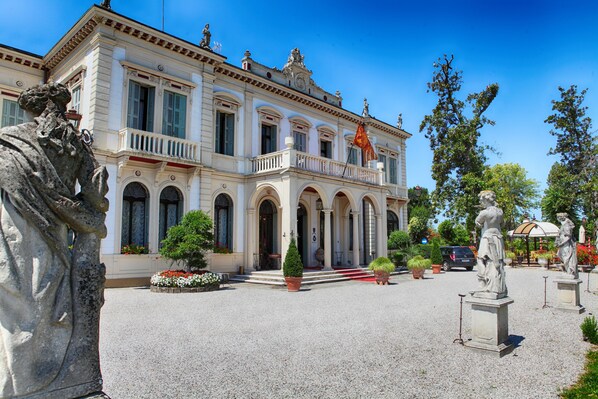 Fachada de la propiedad