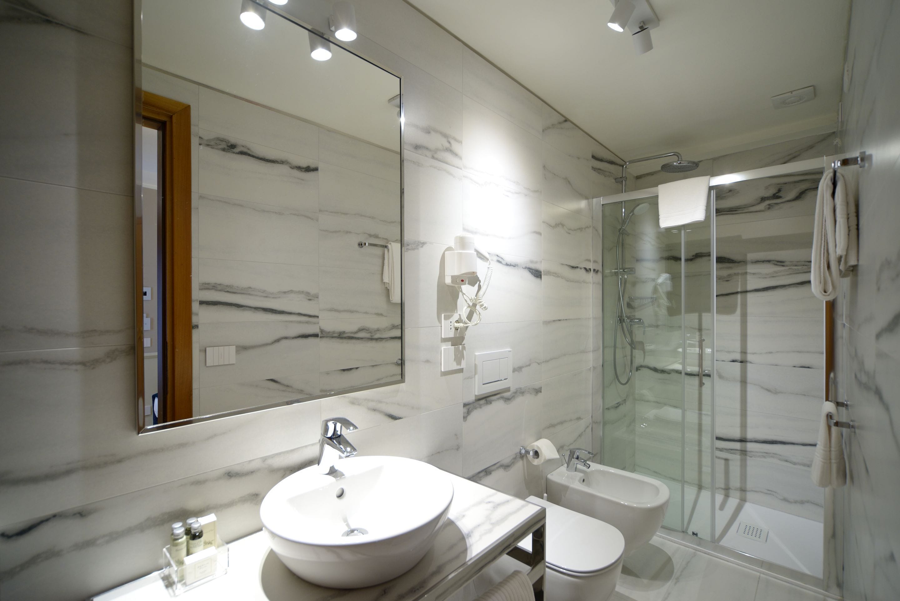 Bañera y ducha independientes, artículos de tocador gratuitos