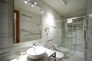 Chambre Simple Confort | Salle de bain | Baignoire et douche séparées, articles de toilette gratuits