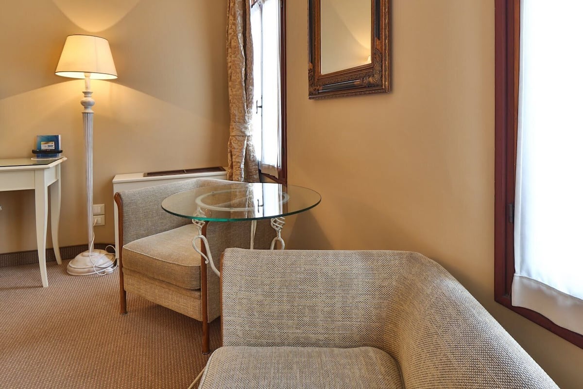 deluxe room | living area | 40-inch lcd tv with digital channels, tv