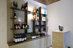 A wine display with various bottles and glasses. - Hotel Canon D'Oro (Conegliano)