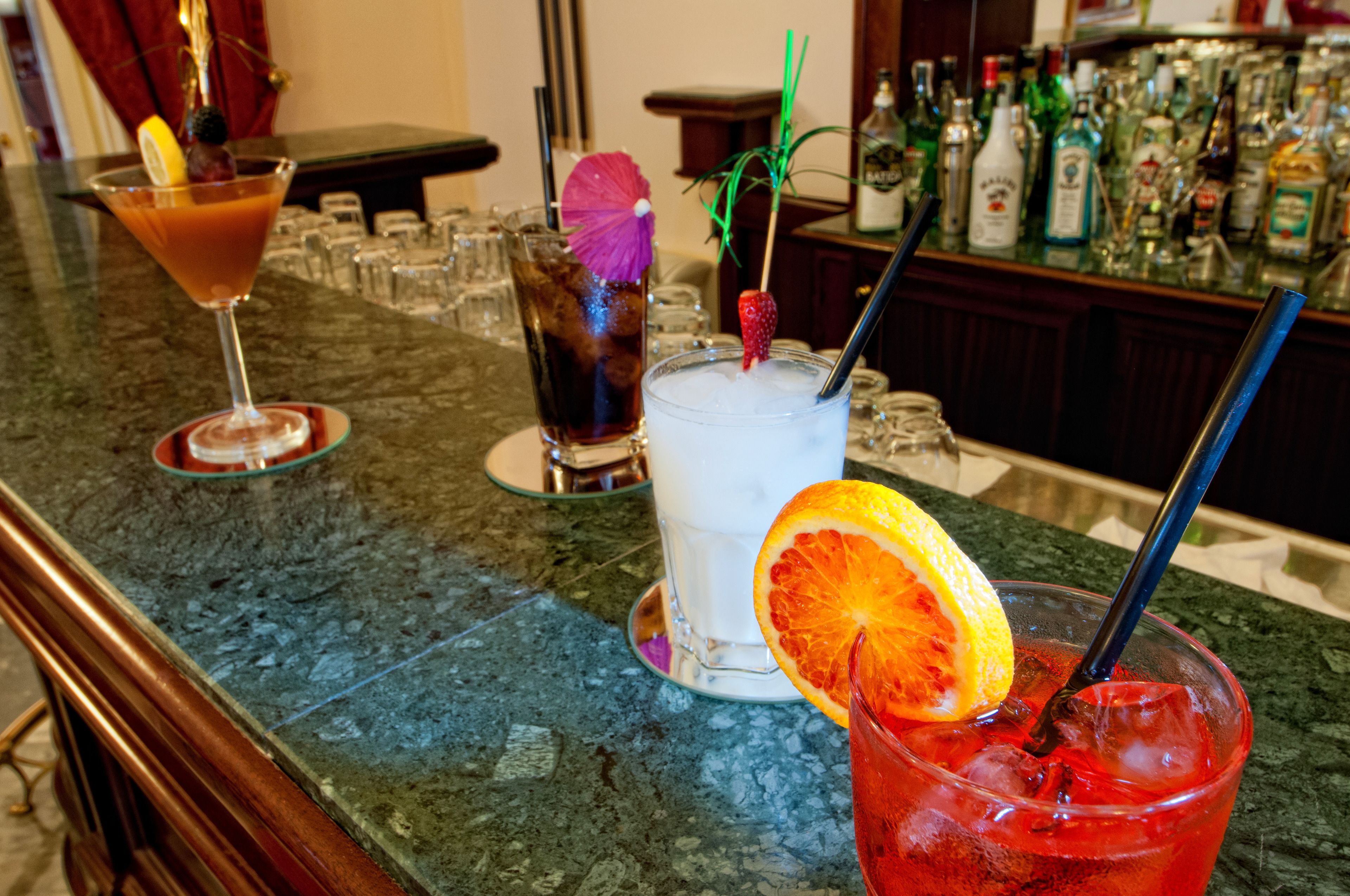 Uma área de bar com três bebidas diferentes no balcão.