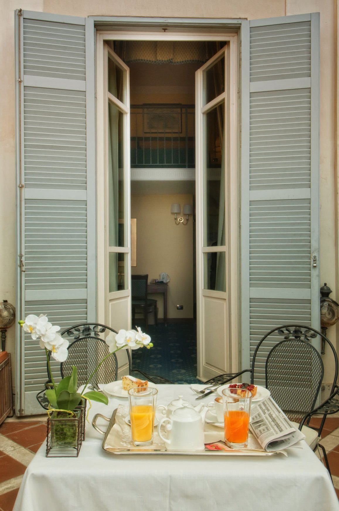 Minibar, safe på rommet, skrivebord og lydisolert