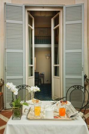 Minibar, caja de seguridad en la habitación y escritorio