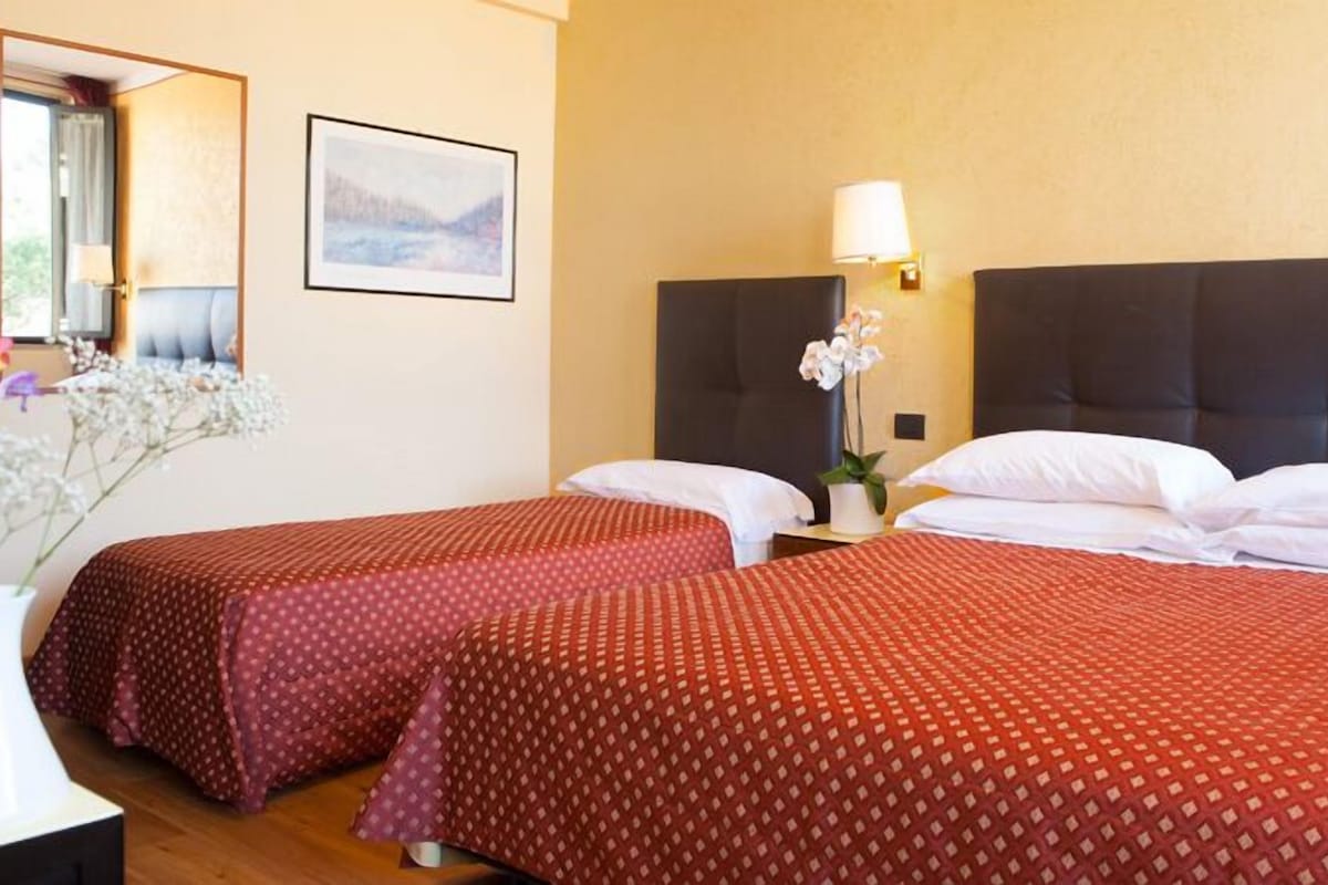 Family Triple Room | Desk, soundproofing, iron/ironing board, free WiFi