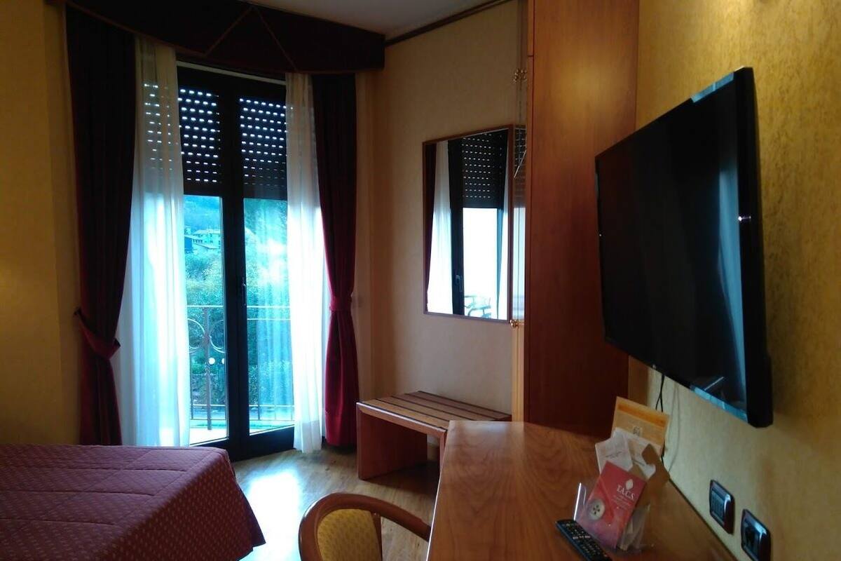Desk, soundproofing, iron/ironing board, free WiFi