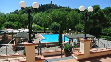 Hồ bơi ngoài trời phục vụ theo mùa, dù/ô trên bãi biển/hồ bơi