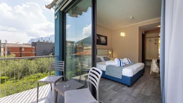 Comfort-Zimmer, Balkon, Poolblick | Daunenbettdecken, Zimmersafe, Schreibtisch, Verdunkelungsvorhänge