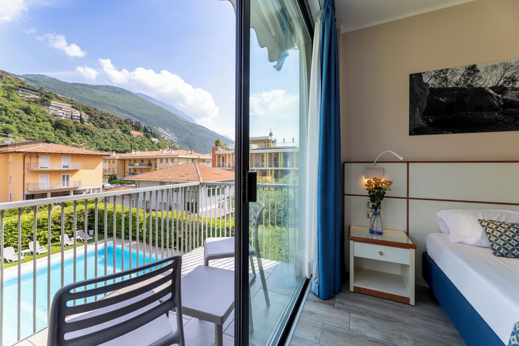 Quarto conforto, sacada, vista para a piscina | Vista do quarto