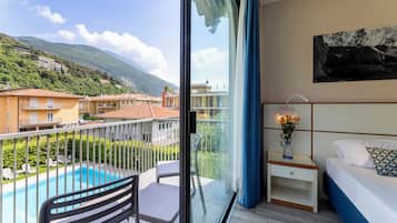 Quarto conforto, sacada, vista para a piscina | Vista do quarto