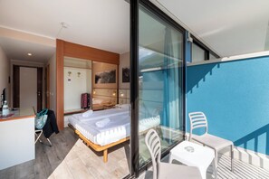 Quarto casal conforto | Edredons de pluma, cofres nos quartos, escrivaninha, cortinas blackout