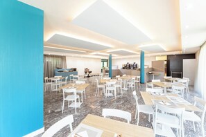 Free daily buffet breakfast  - Hotel Holiday Sport & Relax (Nago-Torbole)