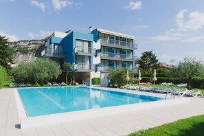Outdoor pool, pool umbrellas, sun loungers - Hotel Holiday Sport & Relax (Nago-Torbole)