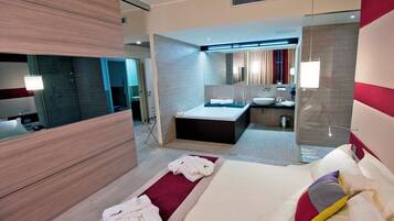 Suite Superior | Copriletto in piuma, minibar, una cassaforte in camera