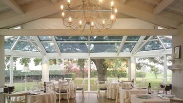 2 间餐厅,供应早餐、午餐和晚餐,地方菜