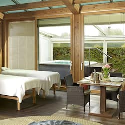 Salas de tratamiento para parejas, sauna y tina de hidromasaje