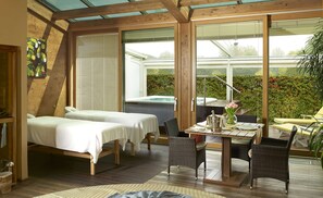 Salas de tratamiento para parejas, un sauna, una bañera de hidromasaje