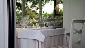 2 restaurantes, se sirven desayunos, comidas, cenas y cocina local