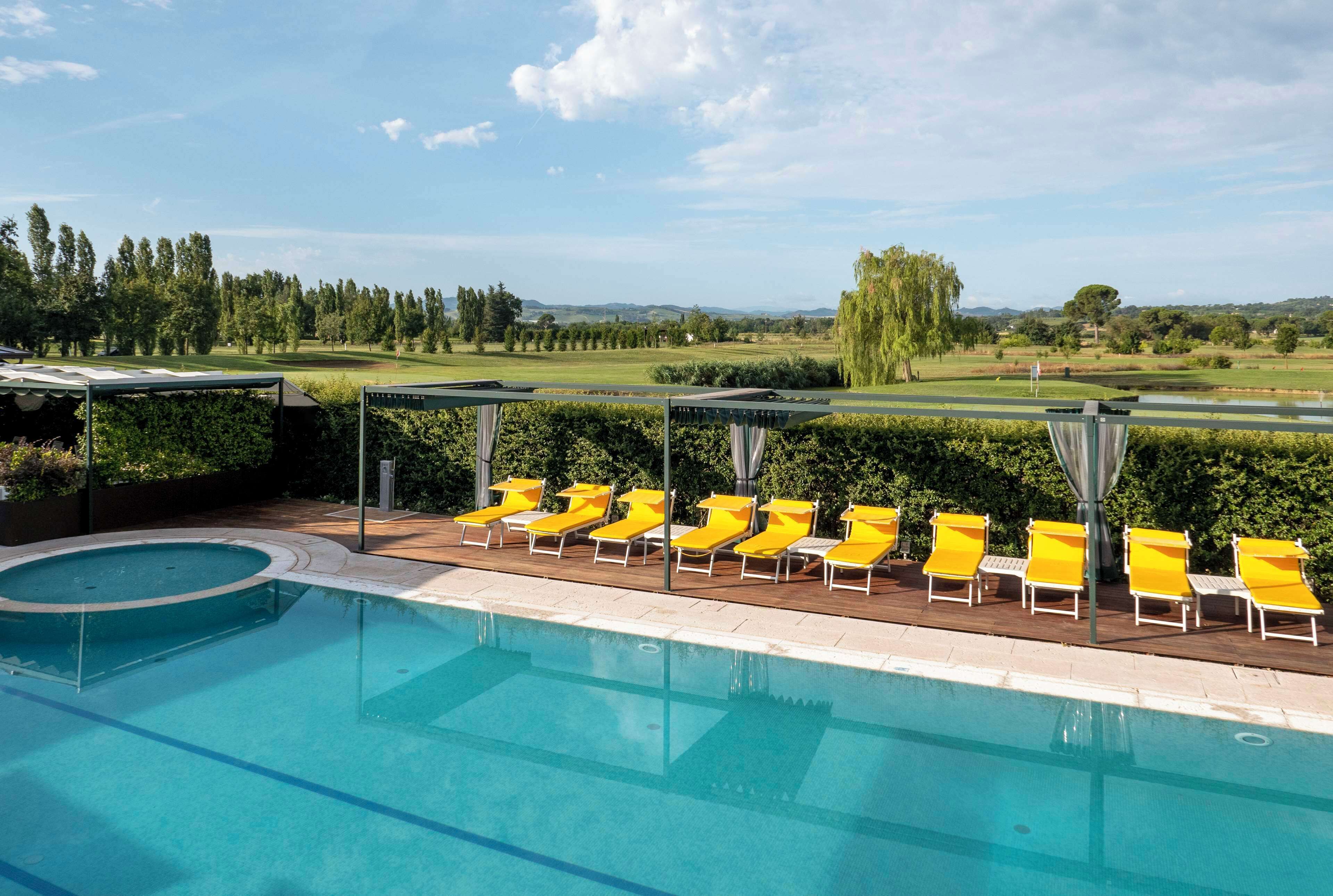 Außenpool (je nach Saison geöffnet), Sonnenschirme, Liegestühle