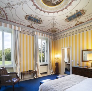 Ropa de cama de alta calidad y minibar 