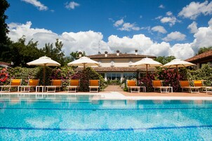 Una piscina al aire libre de temporada (de 10:00 a 19:30), sombrillas