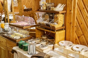 Free daily buffet breakfast - Hotel Alpenroyal (Zermatt)