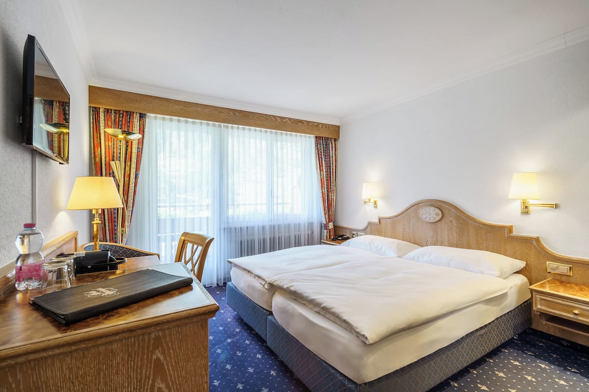 Zimmersafe, Schreibtisch, kostenloses WLAN, Bettwäsche