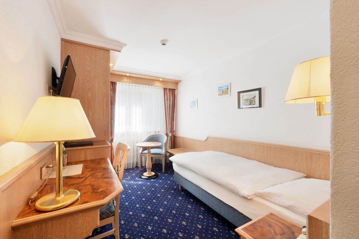 Standard-Einzelzimmer | Zimmersafe, Schreibtisch, kostenloses WLAN, Bettwäsche