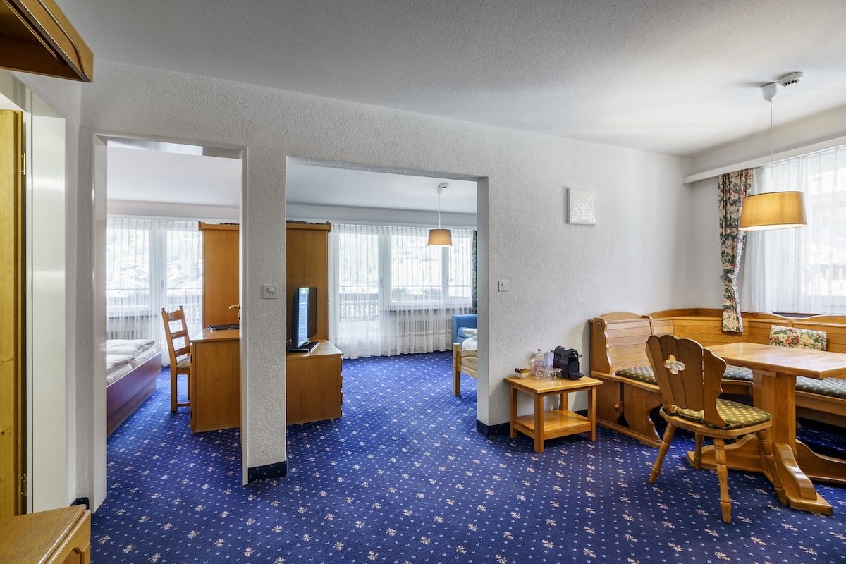 Familienzimmer (2 Erwachsene und 2 Kinder) mit Balkon oder geteilte Erdgeschoss Terrasse | Zimmersafe, Schreibtisch, kostenloses WLAN, Bettwäsche