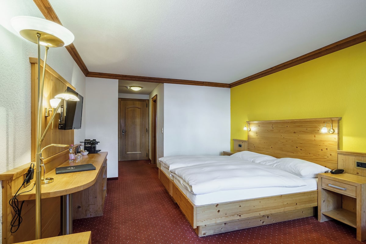 Zimmersafe, Schreibtisch, kostenloses WLAN, Bettwäsche