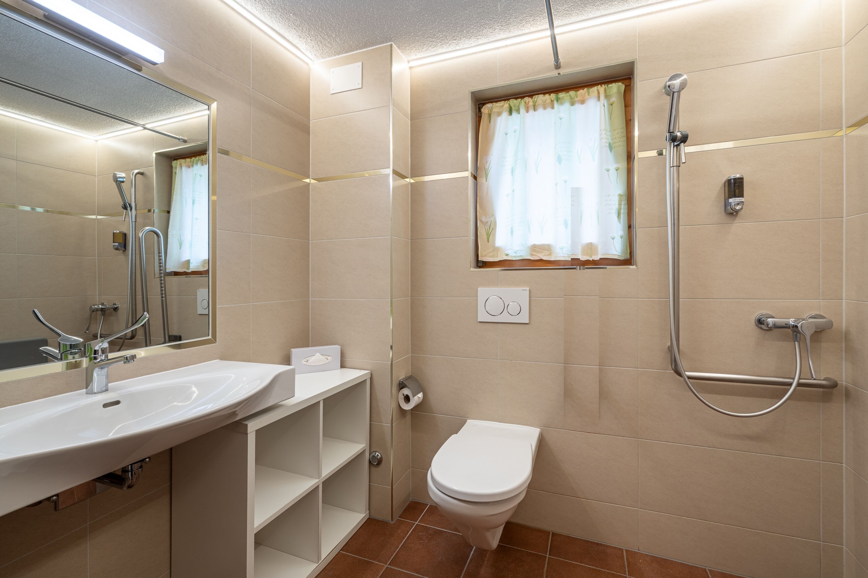Un baño moderno con lavamanos blanco, inodoro y ducha.