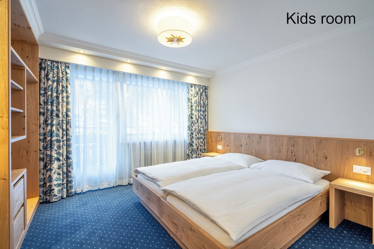 Familienzimmer (2 Erwachsene und 2 Kinder) mit Balkon oder geteilte Erdgeschoss Terrasse | 房內夾萬、書桌、免費 Wi-Fi、床單