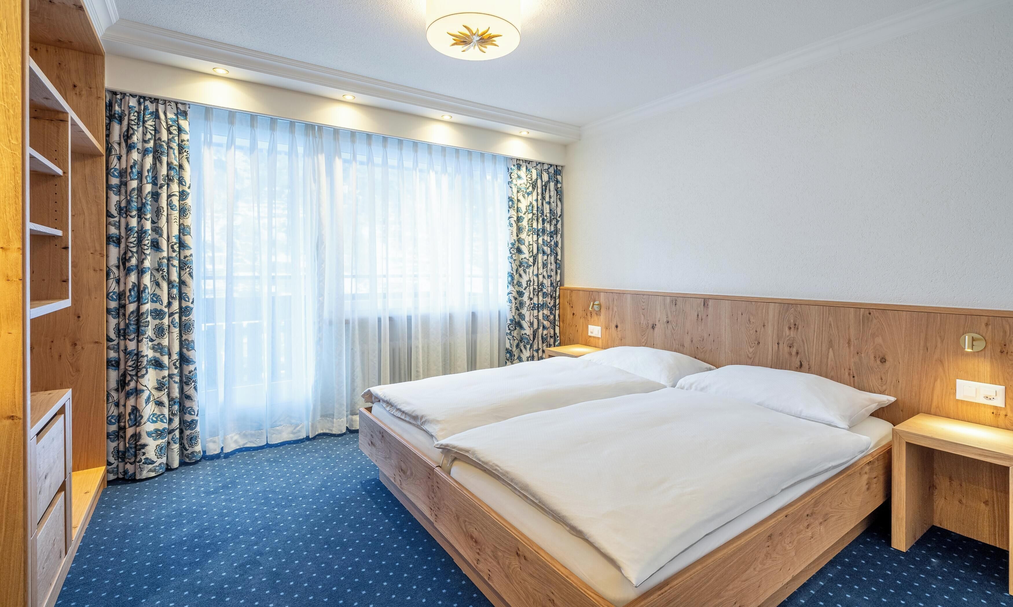 Familienzimmer (2 Erwachsene und 2 Kinder) mit Balkon oder geteilte Erdgeschoss Terrasse | 房內夾萬、書桌、免費 Wi-Fi、床單