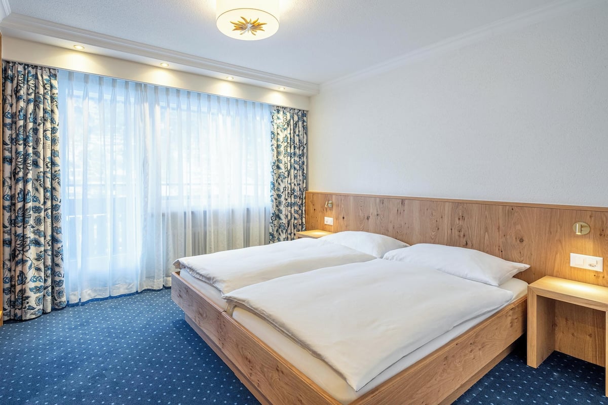 Familienzimmer (2 Erwachsene und 2 Kinder) mit Balkon oder geteilte Erdgeschoss Terrasse | In-room safe, desk, free WiFi, bed sheets