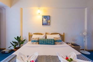 Royal Deluxe With Valley View Without Balcony | 1 غرفة نوم وأغطية فراش متميزة وخزنة داخل الغرفة ومكتب