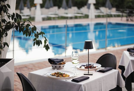 Breakfast, lunch and dinner served