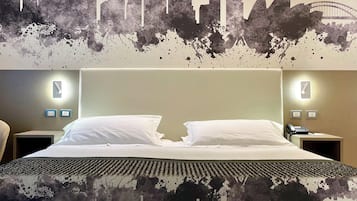 Quarto casal luxo | Edredons de pluma, frigobar, cofres nos quartos, escrivaninha