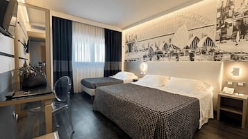 Cubrecamas, minibar, caja de seguridad en la habitación y escritorio