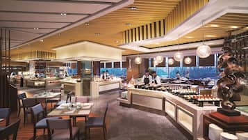 Daily buffet breakfast (CNY 159 per person)