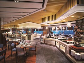 Daily buffet breakfast (CNY 159 per person)