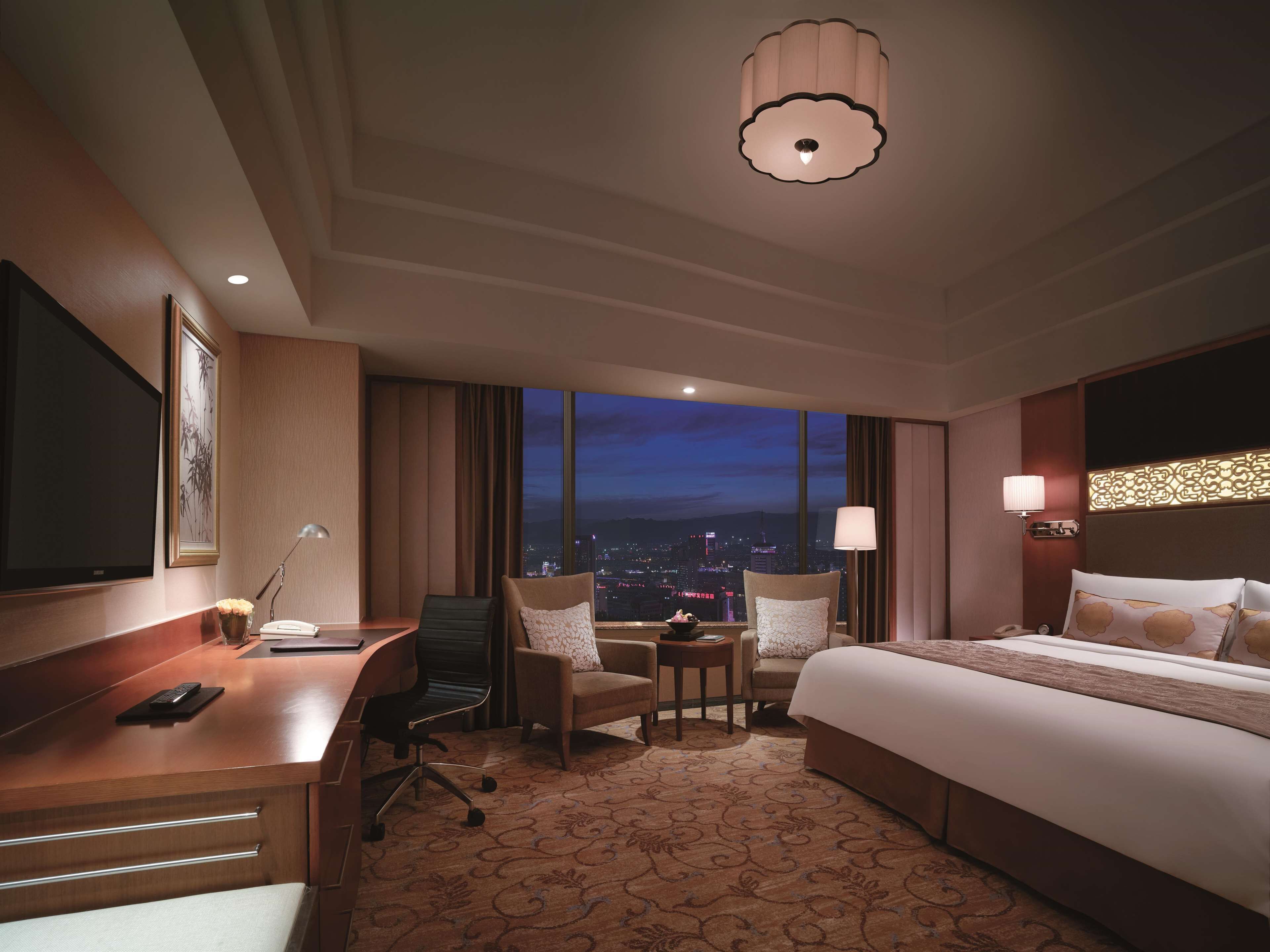 deluxe room, 1 king bed | 1 bedroom, premium bedding, minibar, in-room safe