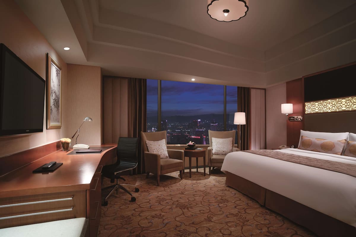 deluxe room, 1 king bed | 1 bedroom, premium bedding, minibar, in-room safe