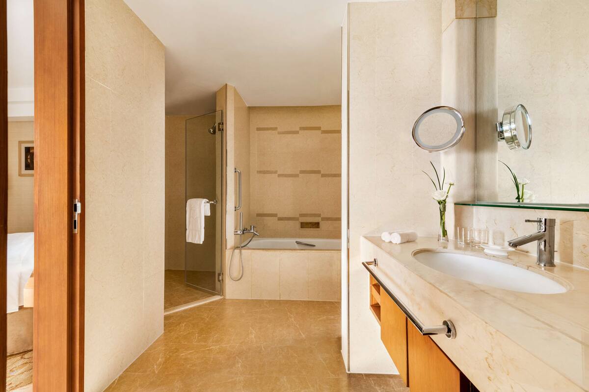 separate bathtub and shower, rainfall showerhead, free toiletries