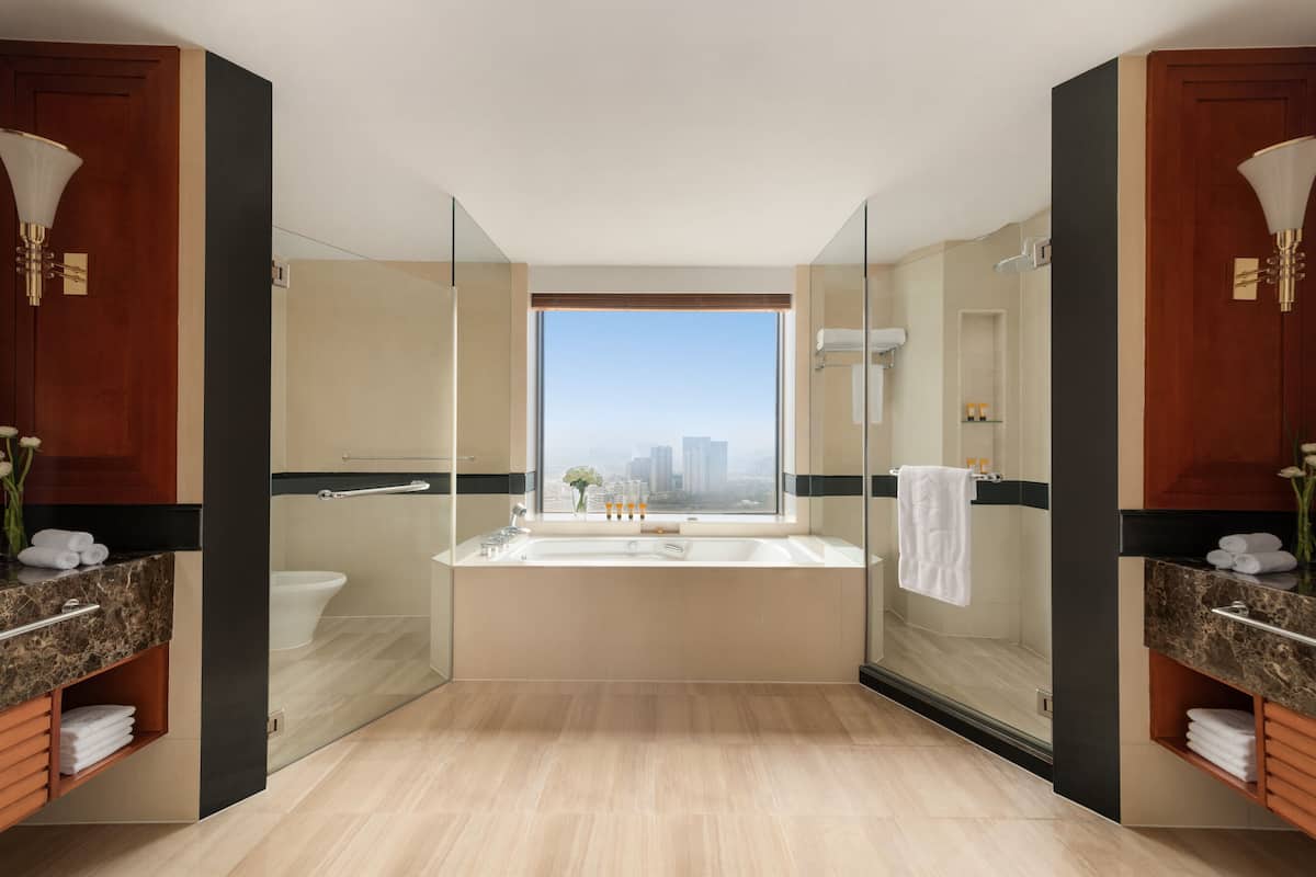 separate bathtub and shower, rainfall showerhead, free toiletries