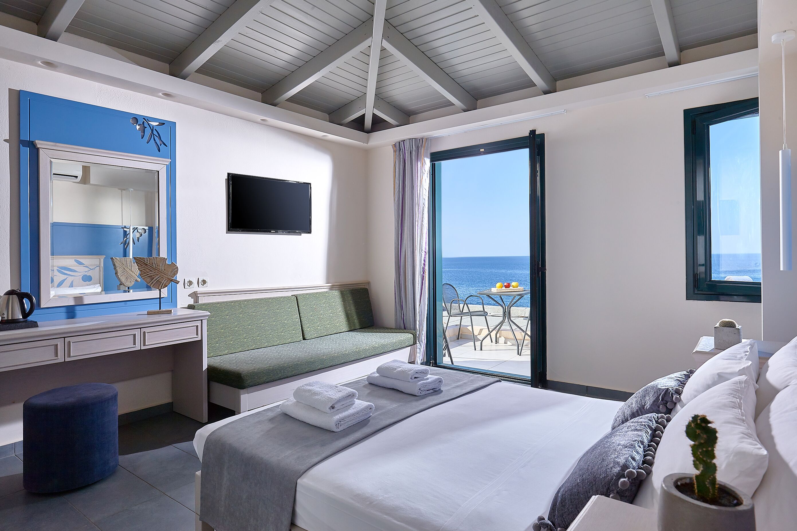 Tremannsrom – executive, sjøutsikt | Safe på rommet, skrivebord, lydisolert og strykejern/-brett