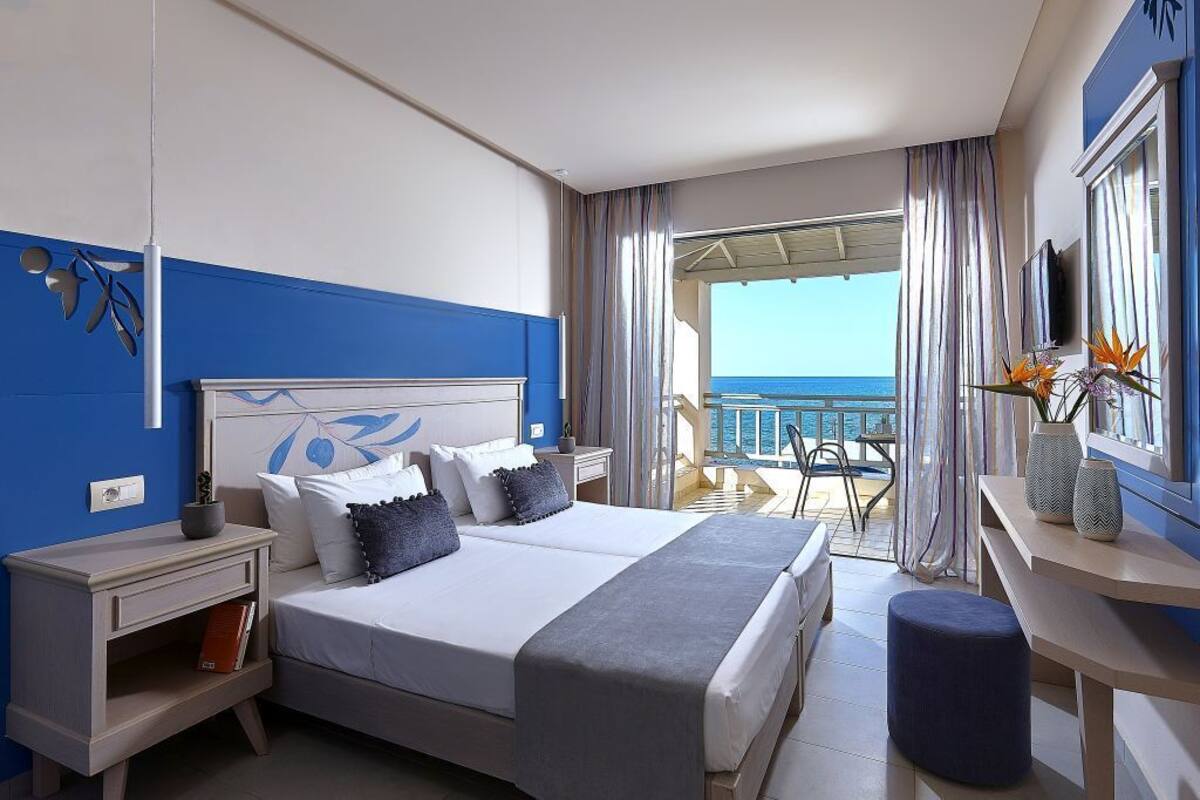 Double Room Sea View | 客房内保险箱、办公桌、隔音、熨斗/熨衣板