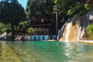 Piscina externa, funciona das 9h às 19h, barracas de cortesia