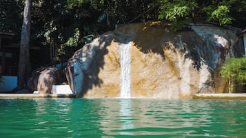Una piscina al aire libre, camas de piscina gratis